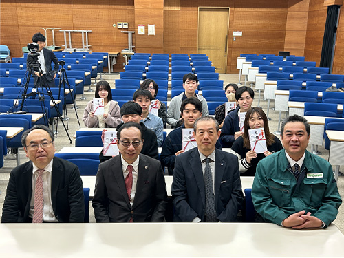 デジタル情報人材育成奨学金交付式の集合写真